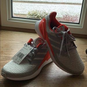 Women’s Adidas tennis shoes, size 6, fits size 7.